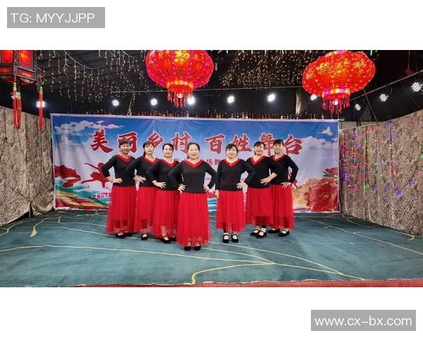 广场舞大妈热情高涨篮球场成新舞台引发热议